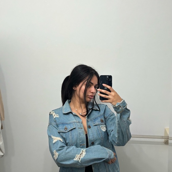 Distressed vintage oversized jean jacket - Picture 3 of 6